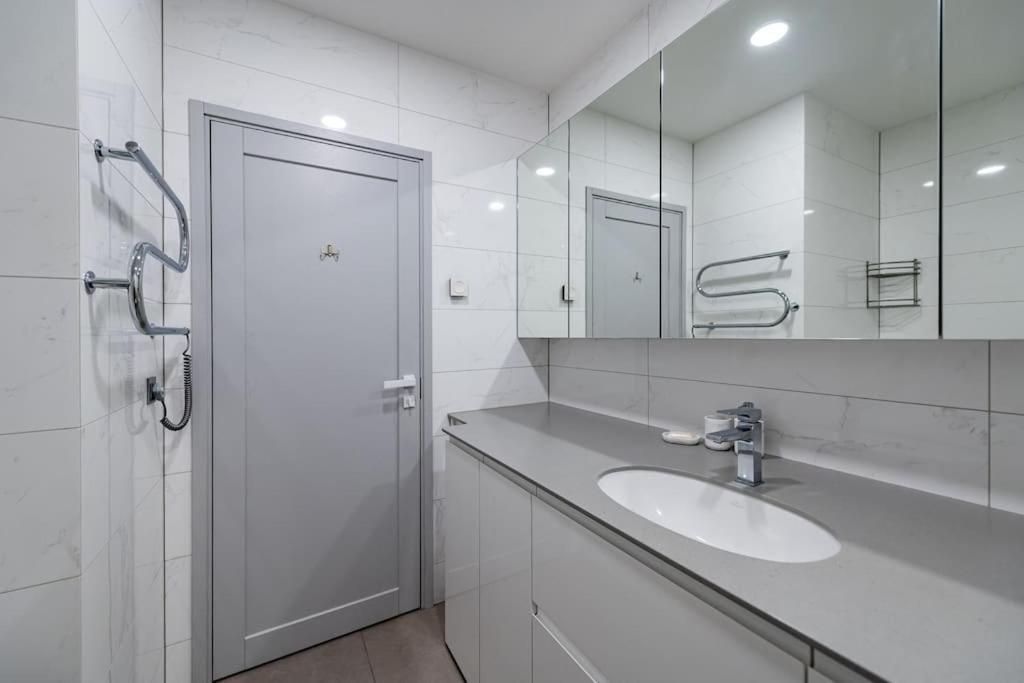 Bright Kaunas Apartment With Castle View Экстерьер фото